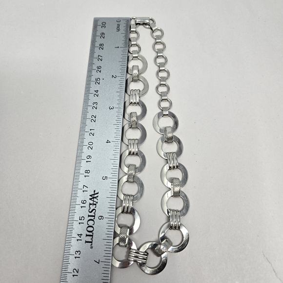 Silver Tone Oval Linked Women's Minimalist Necklace Choker Casual to Night Out - Picture 5 of 6